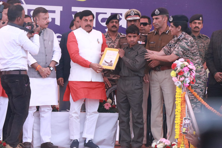 मध्य प्रदेश 10 माओवादियों ने सीएम मोहन यादव के सामने सरेंडर किया मध्य प्रदेश 10 माओवादियों ने सीएम मोहन यादव के सामने सरेंडर किया