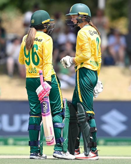 टी20 सीरीज आयरलैंड के खिलाफ साउथ अफ्रीकी महिला टीम ने बनाई 2-0 से अजेय बढ़त टी20 सीरीज आयरलैंड के खिलाफ साउथ अफ्रीकी महिला टीम ने बनाई 2-0 से अजेय बढ़त
