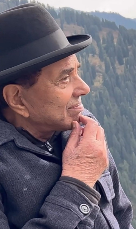 <div>Sunny Deol says 'Papa is always with me' as he remembers Dharmendra on his birthday</div>