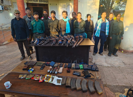 छत्तीसगढ़ 1 करोड़ के इनामी रामधेर मज्जी समेत 11 नक्सलियों ने किया आत्मसमर्पण छत्तीसगढ़ 1 करोड़ के इनामी रामधेर मज्जी समेत 11 नक्सलियों ने किया आत्मसमर्पण