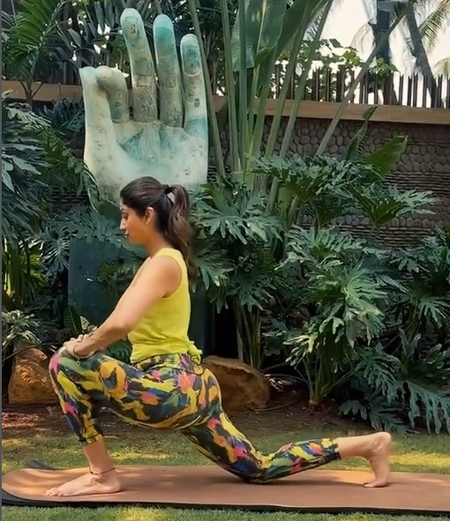 Shilpa Shetty moves her body & quiets her mind as she performs Utthan Pristhasana & Anjaneyasana Shilpa Shetty moves her body & quiets her mind as she performs Utthan Pristhasana & Anjaneyasana