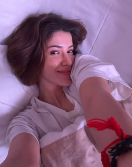 Shanaya Kapoor shows off her cheek pimple in a cute close-up Shanaya Kapoor shows off her cheek pimple in a cute close-up