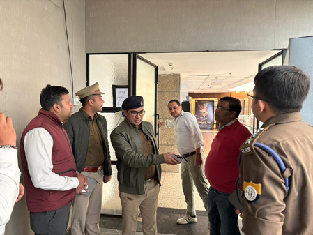 गौतमबुद्धनगर में बार-रेस्टोरेंट की सघन चेकिंग जारी, नव वर्ष से पहले सुरक्षा इंतजामों पर प्रशासन सख्त