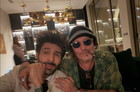 नई फिल्म की रिलीज से पहले 'समुद्री लुटेरे' के साथ दिखे एक्टर कार्तिक आर्यन, फोटो की शेयर नई फिल्म की रिलीज से पहले 'समुद्री लुटेरे' के साथ दिखे एक्टर कार्तिक आर्यन, फोटो की शेयर