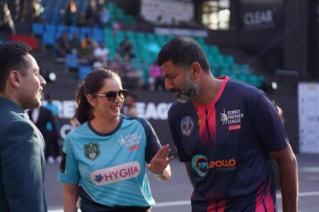 टीपीएल 2025: एग्जीबिशन मैच के लिए कोर्ट पर उतरे सानिया मिर्जा और रोहन बोपन्ना