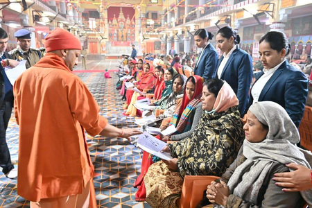 अधिकारियों से बोले सीएम योगी, हर पीड़ित की समस्या का हो समयबद्ध और गुणवत्तापूर्ण निस्तारण