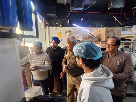 गाजियाबाद में क्लब-बार-रेस्टोरेंट्स पर बड़ी कार्रवाई, 35 प्रतिष्ठानों की सघन जांच