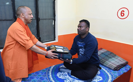 पूरी क्षमता से संचालित होंगे रैन बसेरे, तहसीलों व निकायों को ऊनी वस्त्र-कंबल वितरण के लिए पर्याप्त धन जारी: सीएम योगी