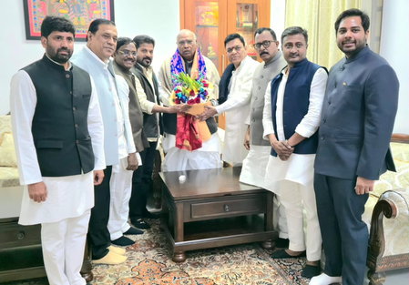 तेलंगाना सीएम रेवंत रेड्डी ने खड़गे और प्रियंका से की मुलाकात, ग्लोबल समिट की दी जानकारी