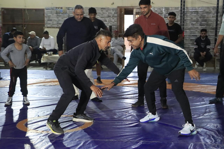 झज्जर: वीरेंद्र अखाड़ा पहुंचे कुलजीत सिंह चहल, युवा पहलवानों से बातचीत