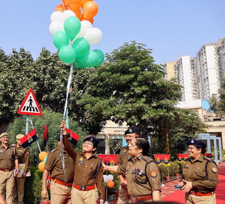 कमिश्नरेट गौतमबुद्धनगर की कानून व्यवस्था होगी और मजबूत, 14 नए पीआरवी वाहनों को दिखाई गई हरी झंडी