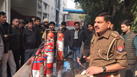 गोवा अग्निकांड के बाद गाजियाबाद में सख्ती, फायर विभाग का सघन निरीक्षण अभियान जारी गोवा अग्निकांड के बाद गाजियाबाद में सख्ती, फायर विभाग का सघन निरीक्षण अभियान जारी