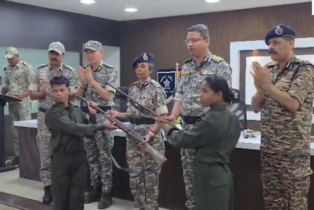 छत्तीसगढ़ नक्सलवाद के खिलाफ बड़ी सफलता, 10 माओवादियों ने किया सरेंडर छत्तीसगढ़ नक्सलवाद के खिलाफ बड़ी सफलता, 10 माओवादियों ने किया सरेंडर