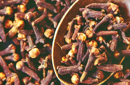 ज्योतिष टिप्स घर से निकलते समय मुंह में रखें लौंग, बिना बाधा के पूरा होगा काम ज्योतिष टिप्स घर से निकलते समय मुंह में रखें लौंग, बिना बाधा के पूरा होगा काम