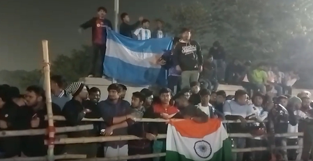 भारत पहुंचे लियोनल मेसी, कोलकाता एयरपोर्ट पर हजारों प्रशंसकों ने किया जोरदार स्वागत भारत पहुंचे लियोनल मेसी, कोलकाता एयरपोर्ट पर हजारों प्रशंसकों ने किया जोरदार स्वागत