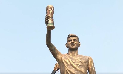लियोनल मेसी ने अपनी 70 फुट की प्रतिमा का किया अनावरण लियोनल मेसी ने अपनी 70 फुट की प्रतिमा का किया अनावरण