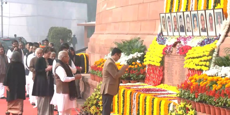 सांसदों ने 2001 के संसद हमले में जान गंवाने वाले सुरक्षाकर्मियों को दी श्रद्धाजंलि सांसदों ने 2001 के संसद हमले में जान गंवाने वाले सुरक्षाकर्मियों को दी श्रद्धाजंलि