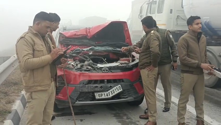 ईस्टर्न पेरीफेरल एक्सप्रेस-वे पर घने कोहरे के पहले ही दिन हुआ हादसा, दो अलग-अलग स्थानों पर टकराए कई वाहन ईस्टर्न पेरीफेरल एक्सप्रेस-वे पर घने कोहरे के पहले ही दिन हुआ हादसा, दो अलग-अलग स्थानों पर टकराए कई वाहन