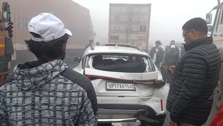 घने कोहरे के चलते यातायात पुलिस ने जारी की विशेष निर्देशिका, एक्सप्रेस-वे और एलिवेटेड रोड पर घटाई गई रफ्तार घने कोहरे के चलते यातायात पुलिस ने जारी की विशेष निर्देशिका, एक्सप्रेस-वे और एलिवेटेड रोड पर घटाई गई रफ्तार