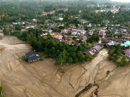 Indonesia flood death toll exceeds 1,000 as rescue, recovery efforts continue Indonesia flood death toll exceeds 1,000 as rescue, recovery efforts continue