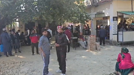 राष्ट्रीय लोक अदालत को लेकर फैली गलत अफवाह, रामनगर कोर्ट में बिजली-पानी बिल माफ कराने के लिए उमड़ी भीड़ राष्ट्रीय लोक अदालत को लेकर फैली गलत अफवाह, रामनगर कोर्ट में बिजली-पानी बिल माफ कराने के लिए उमड़ी भीड़