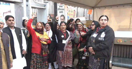 कांग्रेस की दिल्ली रैली में महिला कार्यकर्ताओं ने दिखाया जोश, भाजपा पर साधा निशाना