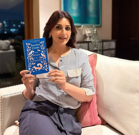 सोनाली बेंद्रे ने दिसंबर के लिए साझा की अपनी किताबों की लिस्ट, कहा- 'रहस्यभरी कहानी पढ़ना अलग ही रोमांच देता है'