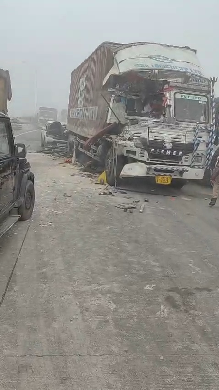 ईस्टर्न पेरिफेरल पर टकराए 10 से ज्यादा वाहन, हाइवे पर लगातार कोहरे का अनाउंसमेंट कर रही पुलिस