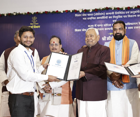 नीतीश ने बिहार स्टेट पावर (होल्डिंग) कंपनी के नवचयनित 2390 अभ्यर्थियों को सौंपे नियुक्ति पत्र नीतीश ने बिहार स्टेट पावर (होल्डिंग) कंपनी के नवचयनित 2390 अभ्यर्थियों को सौंपे नियुक्ति पत्र