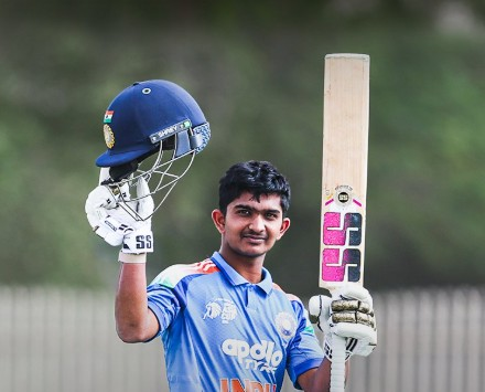 अंडर-19 एशिया कप अभिज्ञान कुंडू का दोहरा शतक, भारत ने मलेशिया को दिया 409 रन का लक्ष्य अंडर-19 एशिया कप अभिज्ञान कुंडू का दोहरा शतक, भारत ने मलेशिया को दिया 409 रन का लक्ष्य