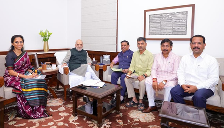 महाराष्ट्र के मुद्दों को लेकर प्रतिनिधिमंडल की केंद्रीय गृह मंत्री से मुलाकात, हत्याकांड से लेकर बाढ़ राहत तक उठी मांगें महाराष्ट्र के मुद्दों को लेकर प्रतिनिधिमंडल की केंद्रीय गृह मंत्री से मुलाकात, हत्याकांड से लेकर बाढ़ राहत तक उठी मांगें