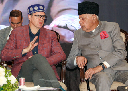 फारूक अब्दुल्ला से मिलने पहुंचे सीएम उमर अब्दुल्ला, महबूबा मुफ्ती ने भी की हमले की निंदा