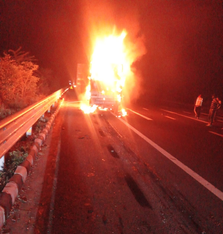 दिल्ली-मुंबई एक्सप्रेसवे पर भीषण हादसा, पिकअप में आग लगने से तीन की जिंदा जलकर मौत