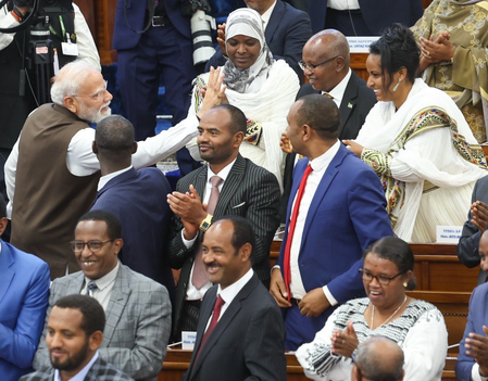 इथियोपिया से ओमान रवाना हुए प्रधानमंत्री मोदी, पीएम अबी अहमद खुद गाड़ी चलाकर एयरपोर्ट छोड़ने पहुंचे