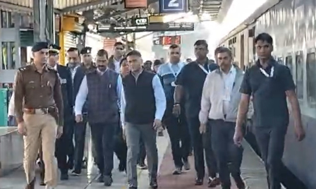 चित्तौड़गढ़ रेलवे स्टेशन का महाप्रबंधक ने किया निरीक्षण, गंदगी मिलने पर अधिकारी को फटकारा चित्तौड़गढ़ रेलवे स्टेशन का महाप्रबंधक ने किया निरीक्षण, गंदगी मिलने पर अधिकारी को फटकारा