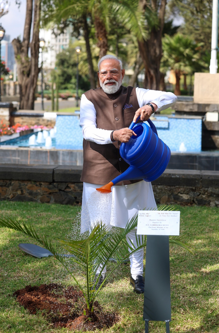 'एक पेड़ मां के नाम' के तहत प्रधानमंत्री मोदी ने इथियोपिया में अपने समकक्ष के साथ किया पौधारोपण 'एक पेड़ मां के नाम' के तहत प्रधानमंत्री मोदी ने इथियोपिया में अपने समकक्ष के साथ किया पौधारोपण