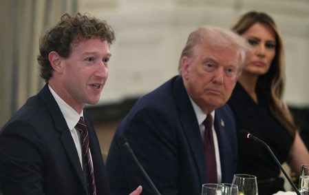 सिंहावलोकन 2025 जब हॉट माइक ऑन रह गया और दुनिया ने सच सुन लिया सिंहावलोकन 2025 जब हॉट माइक ऑन रह गया और दुनिया ने सच सुन लिया