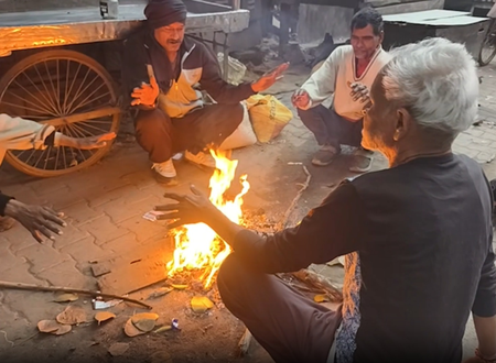 दिल्ली कड़ाके की ठंड से जनजीवन अस्त-व्यस्त, अलाव जलाकर बचाव कर रहे लोग दिल्ली कड़ाके की ठंड से जनजीवन अस्त-व्यस्त, अलाव जलाकर बचाव कर रहे लोग