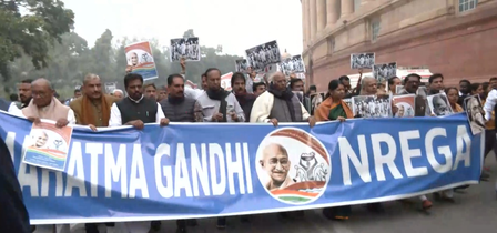 मनरेगा का नाम बदलने के विरोध में विपक्ष ने संसद भवन में निकाला मार्च, पूछा-क्या है परेशानी मनरेगा का नाम बदलने के विरोध में विपक्ष ने संसद भवन में निकाला मार्च, पूछा-क्या है परेशानी