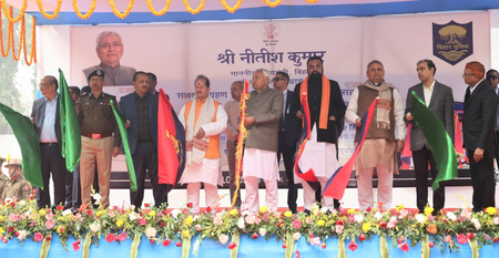 बिहार सीएम नीतीश कुमार ने 34 चलंत फॉरेंसिक वाहनों को हरी झंडी दिखाकर रवाना किया बिहार सीएम नीतीश कुमार ने 34 चलंत फॉरेंसिक वाहनों को हरी झंडी दिखाकर रवाना किया