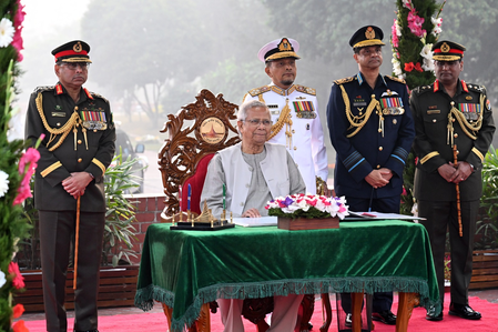 बांग्लादेश यूनुस सरकार का तुगलकी फरमान, आवामी लीग के सदस्यों को देखते ही गिरफ्तारी के आदेश बांग्लादेश यूनुस सरकार का तुगलकी फरमान, आवामी लीग के सदस्यों को देखते ही गिरफ्तारी के आदेश