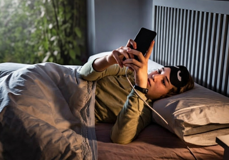 बिस्तर पर मोबाइल का इस्तेमाल नुकसानदायक, वास्तु शास्त्र से जानें कैसे बिगाड़ सकता है आपकी किस्मत