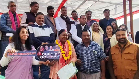 डिंडोरी सांसद फग्गनसिंह कुलस्ते की उपस्थिति में 30 गरीबों को मिली मकान की चाबी, प्रधानमंत्री का जताया आभार