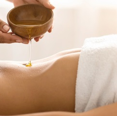 नाभि चिकित्सा  तनाव, चेहरे पर झुर्रियां या पेट दर्द, दो बूंद तेल लगाने से दूर होंगी कई समस्याएं