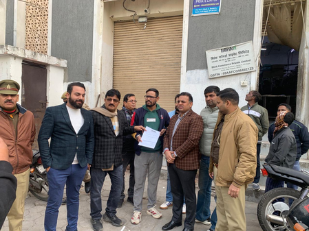 नोएडा में सिंगल यूज प्लास्टिक जब्त, ब्लिंकिट पर लगा एक लाख का जुर्माना