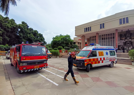 सूरत खिड़की से गिरे बुजुर्ग की बची जान, दमकल की टीम ने किया रेस्क्यू