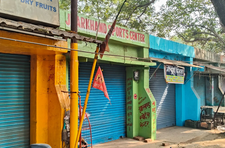 ज्वेलर्स प्रतिष्ठान में डकैती और व्यवसायी को गोली मारने के विरोध में सड़क पर उतरे लोग, बंद रहा जामताड़ा बाजार