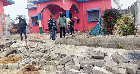 झारखंड  पत्नी गई मायके तो नाराज पति ने जेसीबी से गिरा दी ससुराल की चहारदीवारी