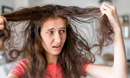 रूखे और फ्रिजी बालों से परेशान? यह नेचुरल हेयर पैक देगा मुलायम और मजबूत बाल