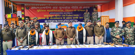 बिहार तीन नक्सलियों ने पुलिस महानिदेशक के सामने किया आत्मसमर्पण